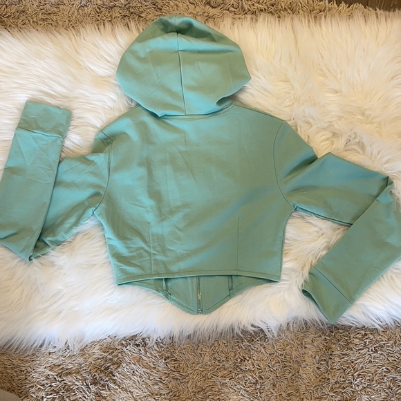 Size small cropped hoodie - Picture 3 of 3